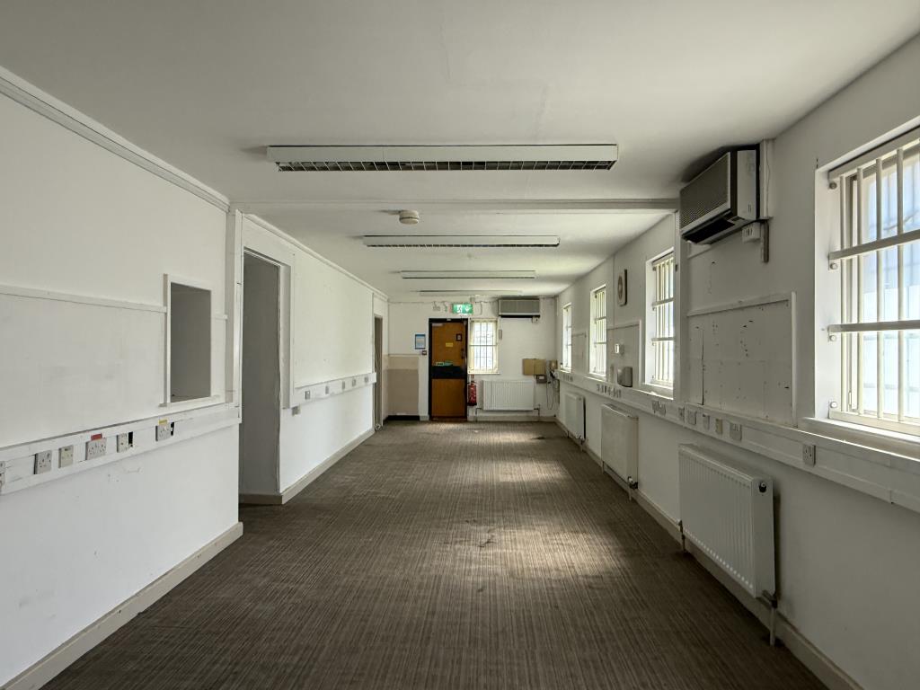 Lot: 22 - SUBSTANTIAL FREEHOLD COMMERCIAL AND RESIDENTIAL PREMISES ON 0.45 ACRES - PART LET WITH FUTURE CONVERSION POTENTIAL - Rear Office